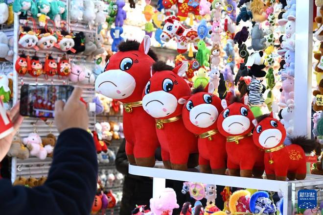 浙江義烏 “哭哭馬”意外走紅成爆款玩具，折射家居用品銷售新動(dòng)向